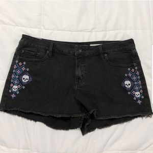 SOLD Hot Topic Blackheart Skull Embroidered Shorts